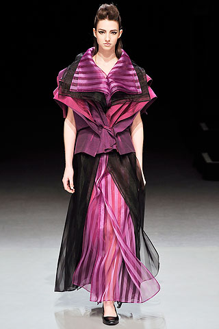 Vestido largo combinado capas organza volados rosa negro Issey Miyake